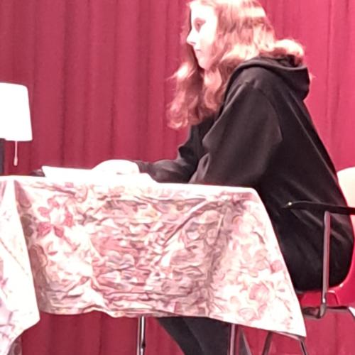 Tiroler Vorlesetag an der MS 1 Im Deutschunterricht verfassten die Schüler im Laufe des Schuljahres Texte unterschiedlicher Textsorten. Am Tiroler Vorlesetag an unserer Schule lasen die Schüler ihre gelungenen Werke vor Publikum in der Aula vor.   In der ersten Stunde luden die Klassen 3A und 3B zu ihrer Präsentation „Der Zauberlehrling“ in die Aula ein. Anschließend fanden die Vorlesestunden in der Aula statt. Es wurden Berichte, Leserbriefe, Kriminalgeschichten, Inhaltsangaben, Erörterungen, Bildgeschicht