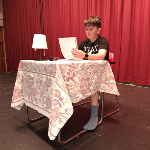 Tiroler Vorlesetag an der MS 1 Im Deutschunterricht verfassten die Schüler im Laufe des Schuljahres Texte unterschiedlicher Textsorten. Am Tiroler Vorlesetag an unserer Schule lasen die Schüler ihre gelungenen Werke vor Publikum in der Aula vor.   In der ersten Stunde luden die Klassen 3A und 3B zu ihrer Präsentation „Der Zauberlehrling“ in die Aula ein. Anschließend fanden die Vorlesestunden in der Aula statt. Es wurden Berichte, Leserbriefe, Kriminalgeschichten, Inhaltsangaben, Erörterungen, Bildgeschicht