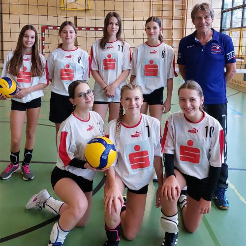 MS1 Lions Hinten: Laura Rojacher, Maria Brandtner, Anna Bellovics, Viki Egger, Peter Wallner (Coach) Vorne: Ecem Filiz, Eva Stöckl, Sophie Schreder